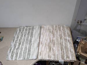 lot 85 image: (2) BATH MATS (1 GREEN 1 TAN)
