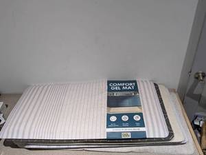 lot 88 image: (5) ASSORTED COMFORT GEL MATS
