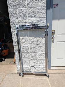 lot 100 image: METAL ROLLING CLOTHING RACK DISPLAY