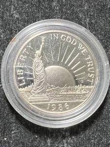 lot 22 image: 1986 US STATUE OF LIBERTY COMMEM HALF DOLLAR IN AIRTITE