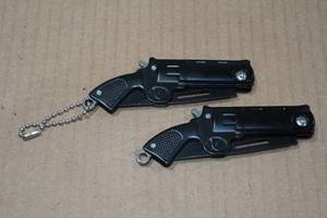 lot 53 image: 2 Pistol Folding Knives