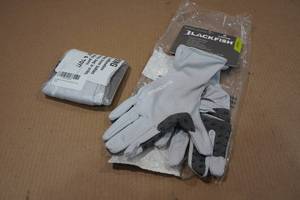 lot 109 image: 2 Pairs of Blackfish Guide Sun Shade Gloves - Medium