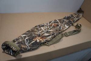 lot 114 image: Cabelas Duck Commander 54 Long Gun Case