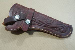 lot 178 image: Horn Tooled Leather Gun Holster