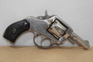 lot 8 image: Harrington & Richardson The American .32 Cal Double Action Revolver