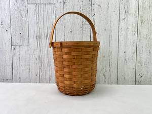 lot 89 image: Longaberger Tall Fruit Basket with Handle