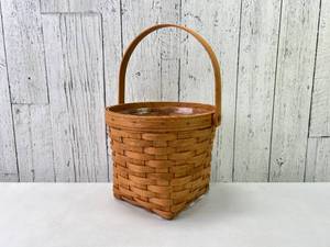 lot 87 image: Longaberger Handmade Basket With Lid and Handle