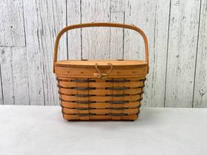 lot 85 image: Longaberger Picnic Basket