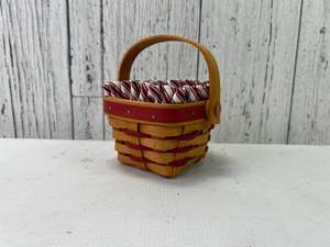 lot 75 image: Longaberger 1995 Sweetheart Basket