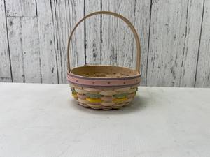 lot 74 image: Longaberger 2001 Easter Basket
