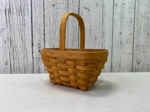 lot 73 image: Longaberger Small Comforts Basket