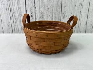 lot 71 image: Longaberger Round Button Basket