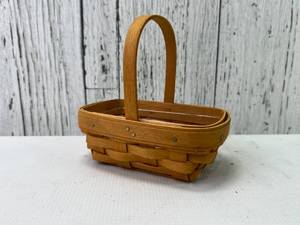 lot 70 image: Longaberger Handwoven Parsley Basket