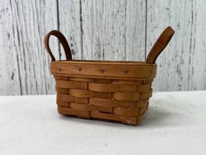 lot 69 image: Longaberger Small Tea Basket