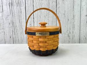 lot 66 image: Rare Longaberger 2000 UnBEElievable Bee Basket