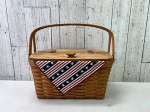 lot 64 image: Longaberger Picnic Basket