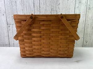 lot 63 image: Longaberger Magazine Basket