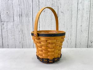 lot 115 image: Longaberger 1999 Handwoven Basket