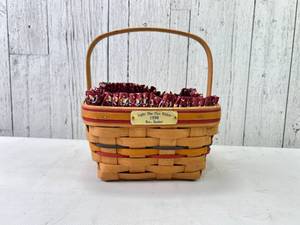lot 138 image: Longaberger 1996 BEE Basket