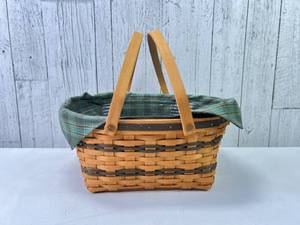 lot 136 image: Longaberger Fellowship Basket