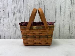 lot 161 image: Christmas Longaberger Basket