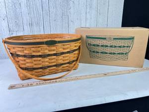 lot 11 image: Longaberger Tradition 1995 Collection Woven Basket With Box