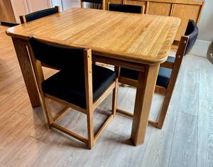 lot 7 image: Oak Dining Table with 6 Chairs and Extension Leaf