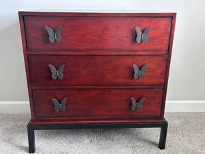 lot 27 image: Red Mahogany Look Chest of Drawers with Butterfly Handles