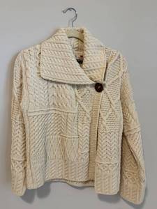 lot 62 image: Carriag Donn Small Wool Cable Knit Sweater