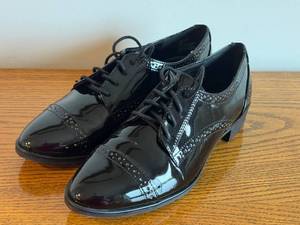 lot 65 image: Like New Anne Klein Size 8 Womens Patent Leather Oxford Shoes