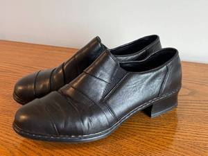 lot 66 image: Like New Rieker Womens Antistress Slip-On Shoes - Size 6.5