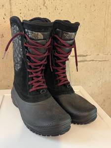 lot 67 image: The North Face Womens Winter Boots - Size 8.5, Like New