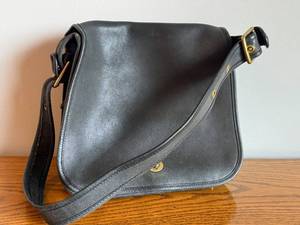 lot 84 image: Vintage Coach Black Leather Stewardess Bag Style 9525
