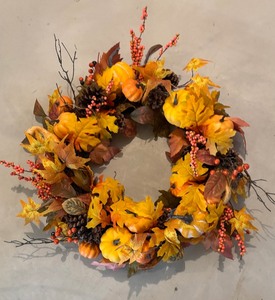 lot 122 image: Beautiful Autumnal Wreath
