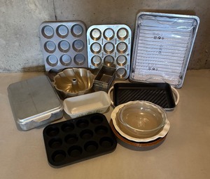 lot 148 image: Cooking and Baking Lot including Muffin Tins, Pyrex, Pie Plates, Bundt Pan and More