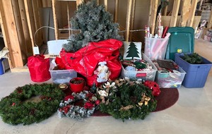lot 149 image: Deck The Halls Christmas Decor