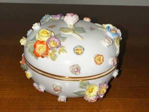 lot 2 image: Meissen Porcelain Trinket Box with Floral Accents
