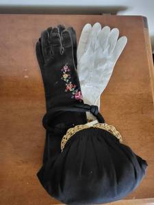 lot 7 image: Vintage Evening Set Black Beaded Purse & Embroidered Gloves