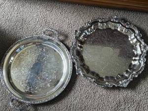 lot 14 image: Set of 2 Silver-Plated Serving Trays including Wallace