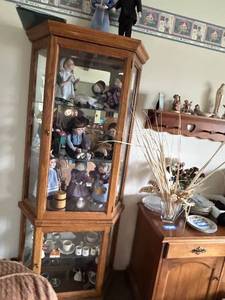 lot 27 image: Lighted Wood and Glass Display Cabinet - Cabinet only, Contents not included