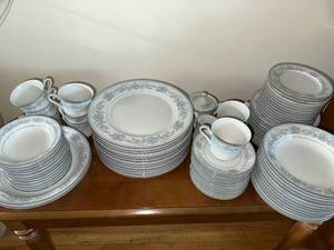 lot 48 image: Elegant Floral Pattern Porcelain Dishware Set Service for 12