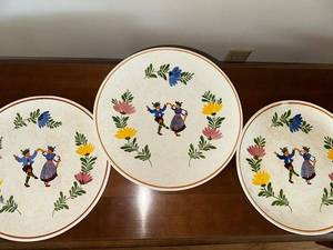 lot 58 image: Set of 3 Vintage Handpainted German Ceramic Plates by Poppytree Peasant