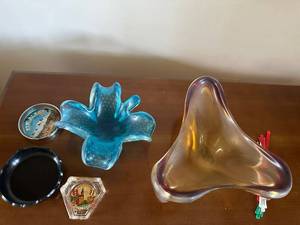 lot 63 image: Collection of Glass Bowls and Vintage Souvenir Coasters