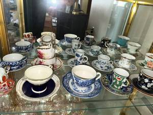 lot 67 image: Collection of 18 Vintage Porcelain Teacups and Saucers