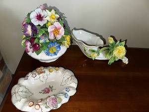 lot 72 image: Set of 3 Vintage Porcelain Floral Decor Pieces