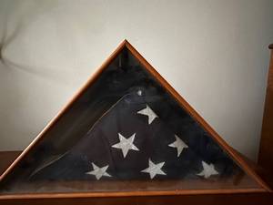 lot 76 image: Memorial Flag Display Case with American Flag