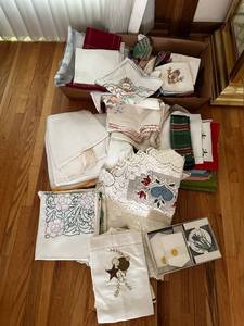 lot 79 image: Collection of Assorted Vintage Linens and Embroidered Napkins