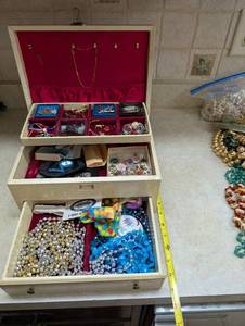 lot 93 image: Vintage Jewelry Collection in Gold-Tone Jewelry Box