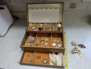 lot 95 image: Collection of Vintage Costume Jewelry with Assorted Brooches and Earrings