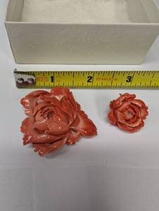 lot 98 image: Vintage Coral Flower Brooch and Earring